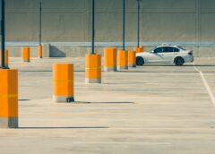 Opcje ekonomicznego parkowania przy warszawskim lotnisku