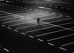 Wybór ekonomicznego parkingu przy lotnisku Warszawa-Okęcie