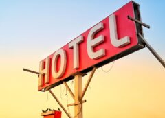 Jak znaleźć korzystne oferty noclegowe w dużym mieście