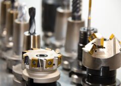 Obróbka z precyzją w miejscu pracy maszyny