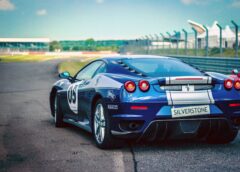 Oznakowanie pojazdów – praktyczne zastosowania naklejek na tablice rejestracyjne