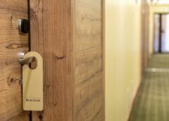 Jak znaleźć przystępne cenowo miejsca noclegowe w stolicy