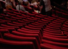 Humor i przyjaźń na warszawskiej scenie teatralnej