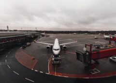 Wygodne i bezpieczne parkowanie przy warszawskim lotnisku – wybór najlepszej opcji